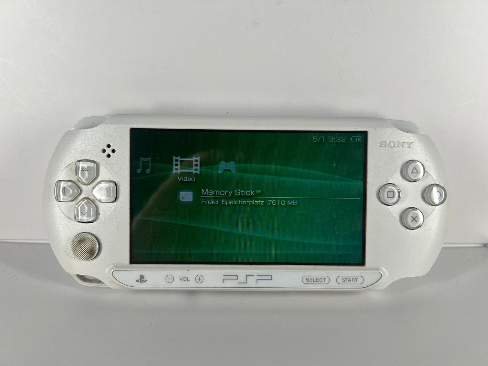 Sony Playstation Portable Street E1004 PSP Konsole Weiß + Transporttasche
